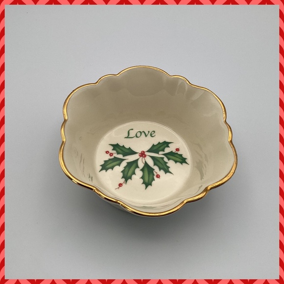 Lenox Holiday Fluted Candy Nut Dish - Picture 1 of 3
